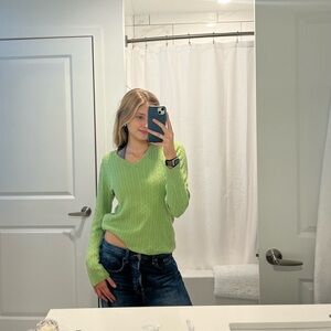 Perfect Kelly green pullover sweater. Amazing for spring weather or layering!